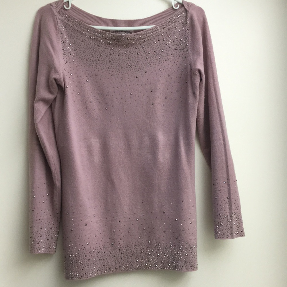 Light long sleeve shirt with stones.